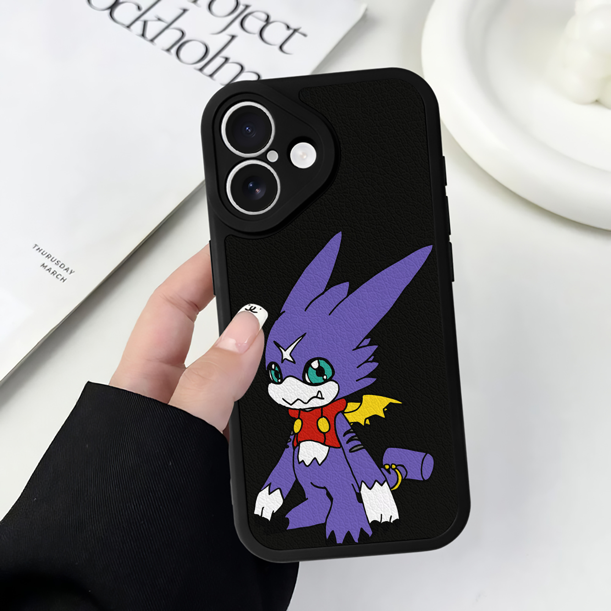 （画像用） Digimon デジタルモンスター/デジモン 【iPhone 16シリーズ対応】シリコンスマホケース（レザー調） 材質：シリコン